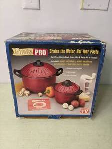 lot 190 image: Pasta Pro - Cook, Drain, & Serve...All in One Saucepan