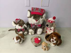 lot 196 image: (7) Stuffed Animals