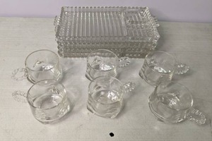 lot 198 image: Vintage Divided Plates & Small Mugs