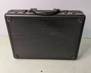 lot 180 image: Locking Combination Briefcase