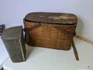 lot 211 image: Vintage Picnic Basket w Metal Insert