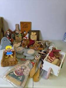 lot 231 image: Lot of Country Kitsch Wood Decor