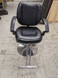lot 203 image: Hydraulic Salon Styling Chair