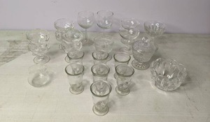 lot 263 image: Lot of Clear Glassware