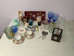 lot 278 image: Flowery & Feminine Home Decor
