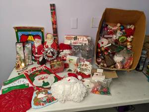 lot 281 image: Christmas Bric-a-Brac & Decor Some Vintage