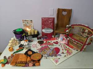 lot 283 image: Halloween and Valentines Decor