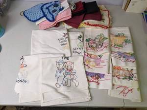 lot 128 image: Embroidered Dish Towels, Napkins & Pot Holders