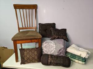 lot 336 image: Chair, Tablecloths & Bedding