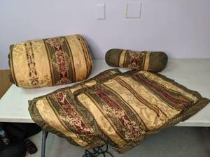 lot 337 image: FullQueen Comforter w Bolster Pillow and Pillowcases