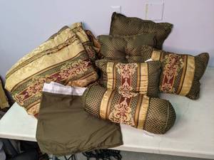 lot 340 image: FullQueen Comforter w Bedskirt & (5) Throw Pillows