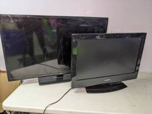 lot 326 image: (2) Flat Screen TVs 26 Sylvania & 40 Seiki
