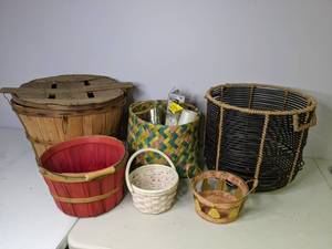lot 167 image: Rustic Baskets & Plastic Servingware