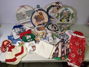 lot 154 image: Lot of Colorful Kitchen Towels
